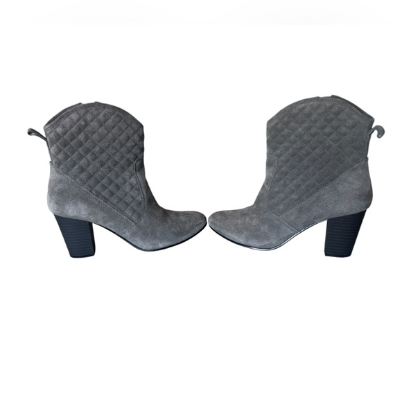 Isaac Mizrahi Kelly Quilted Heel Bootie Grey Suede - Leather Size 7 Women’s - Picture 5 of 13